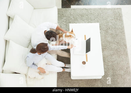 High angle view of couple avec animaux domestiques Banque D'Images