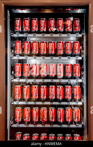 Distributeur automatique plein de canettes de Coca-cola dans la région de Moscou, Russie Banque D'Images