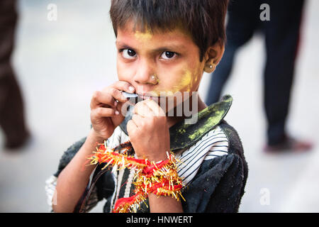 Agra, Inde - 03 octobre, 2014 : Portrait of Indian girl à la foule lors des célébrations Durga Puja dans la rue d'Agra le 03 octobre, 2014, Agra, JE Banque D'Images