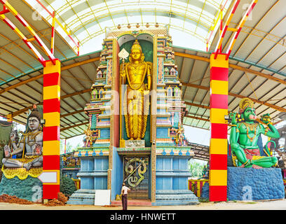 La façade des statues dans Murugan Kovil à Chilaw - le golden Skanda (Murugan) au milieu, assis Dieu Shiva et Hanuman, Sri Lanka. Banque D'Images