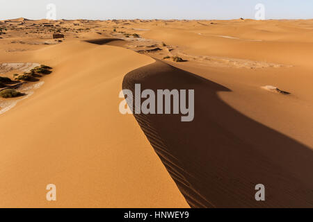 Camp touristique entre les dunes. Paysage du désert marocain. Sahara occidental, à la frontière avec l'Algérie Banque D'Images