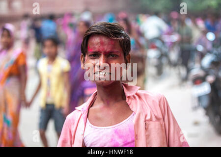 Agra, Inde - 03 octobre 2014 : Portrait de jeune Indien dans la foule pendant les célébrations de Durga Puja dans la rue d'Agra le 03 octobre, 2014, Agra, dans Banque D'Images