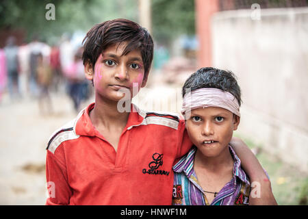 Agra, Inde - 03 octobre, 2014 : Portrait of Indian des garçons dans la foule pendant les célébrations de Durga Puja dans la rue d'Agra le 03 octobre, 2014, Agra, JE Banque D'Images