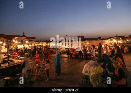 La place Jamaa el Fna à Marrakech pendant le coucher du soleil Banque D'Images