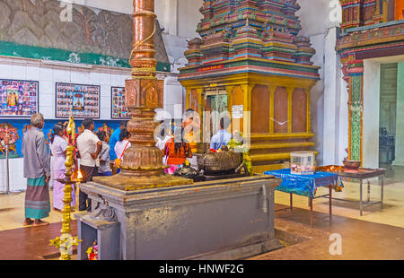 MUNNESWARAM, SRI LANKA - le 25 novembre, 2016 : le culte de Shiva Temple d'Munneswaram Kovil, le 25 novembre dans Munneswaram. Banque D'Images