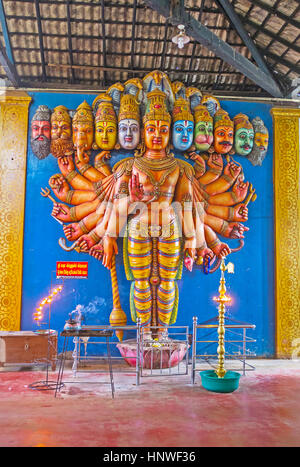 MUNNESWARAM, SRI LANKA - le 25 novembre 2016 : La sculpture de Vishnu Dashavatara avec ses dix avatars - chefs de différents dieux hindous, se dresse à l'wa Banque D'Images