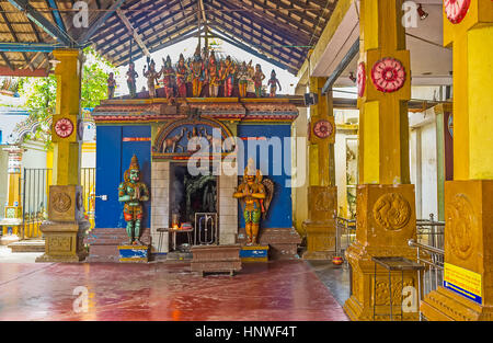 MUNNESWARAM, SRI LANKA - le 25 novembre 2016 : l'intérieur richement décoré de Munneswaram Kovil - Autel aux couleurs vives avec des sculptures d'Hanuman et Banque D'Images