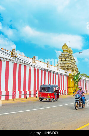 MUNNESWARAM, SRI LANKA - le 25 novembre 2016 : le mur coloré de l'Munneswaram avec le Temple gate richement décorées, s'étend le long de la Wariyapola Banque D'Images
