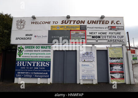 Une vue générale d'un signe de la prochaine publicité Sutton United montage approprié, qui est contre l'arsenal le lundi 20 février, 2017 à Gander Green Lane, London. Banque D'Images