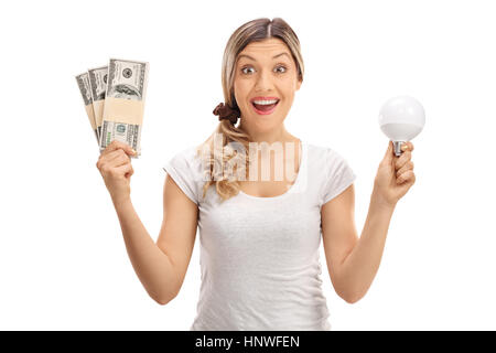 Heureux woman holding paquets d'argent et d'une ampoule LED isolé sur fond blanc Banque D'Images