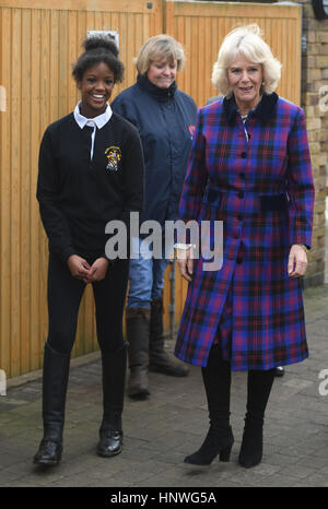 La duchesse de Cornouailles, Président de l'Ebony Horse Club, visites, l'organisme de Brixton riding centre pour célébrer le 21e anniversaire du club. Banque D'Images