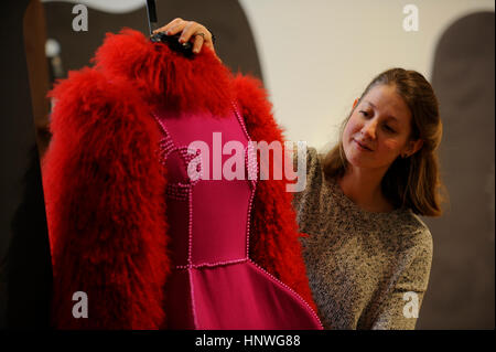 Assistant d'exposition Monique Ricketts se penche sur une robe conçu par David Ferreira, du Portugal, à l'affiche à Somerset House, Londres, en tant que concepteurs et les conservateurs du monde entier ont produit des installations pour la 6e édition du Salon International de la mode (IFS). Banque D'Images