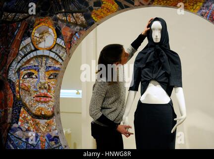 Assistant d'exposition Monique Ricketts ressemble à un costume conçu par Alina Zamanova Dzhus intitulé, de l'Ukraine, sur l'affichage à l', Somerset House, Londres, en tant que concepteurs et les conservateurs du monde entier ont produit des installations pour la 6e édition du Salon International de la mode (IFS). Banque D'Images