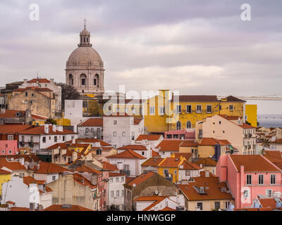 Lisbonne, Portugal - 10 janvier 2017 : Architecture de Lisbonne avec le Panthéon National, Portugal, vu de Portas do Sol. Banque D'Images