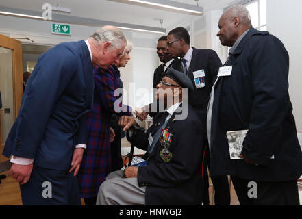 Le Prince de Galles vétéran rencontre Allan Wilmot (centre) parmi les autres anciens combattants durant son et la duchesse de Cornouailles à l'occasion de sa visite au Black Cultural Archives (B.C.E.), à Brixton, dans le sud de Londres. Banque D'Images