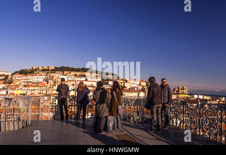 Lisbonne, Portugal - 19 janvier 2017 : touristes au Miradouro do Elevador de Santa Justa (view point en haut de l'ascenseur de Santa Justa) à Lisbonne, Po Banque D'Images