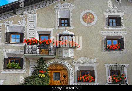 Maison typique de l''Engadine au La Plazetta square, Scuol, Engadine, Grisons, Grisons, Suisse Banque D'Images