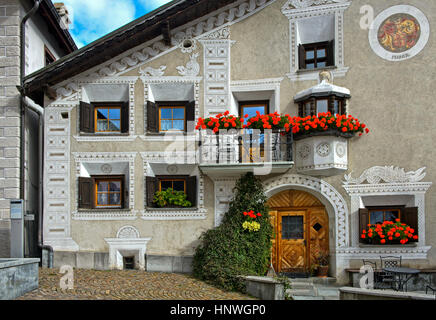 Maison typique de l''Engadine au La Plazetta square, Scuol, Engadine, Grisons, Grisons, Suisse Banque D'Images