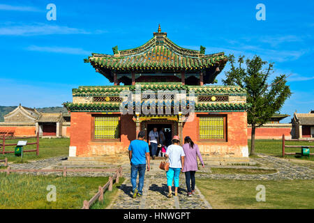 Les visiteurs du Temple de Dalaï Lama au monastère de Erdene Zuu, Kharkhorin, Site du patrimoine mondial de la vallée de l'Orkhon, Mongolie Banque D'Images