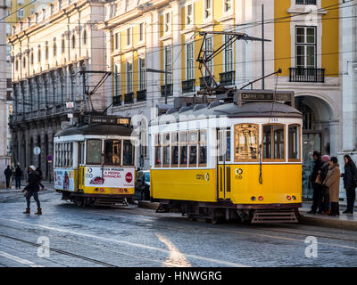 Lisbonne, Portugal - 10 janvier 2017 : vieux tramways sur la Praça do Comercio (Place du Commerce) à Lisbonne, Portugal. Banque D'Images