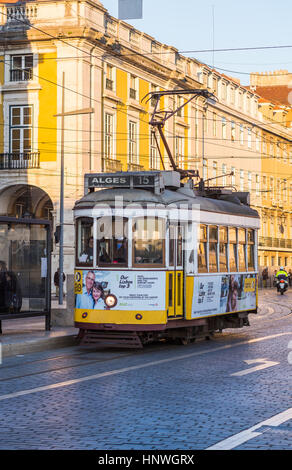 Lisbonne, Portugal - 10 janvier 2017 : Ancien Tramway sur la Praça do Comercio (Place du Commerce) à Lisbonne, Portugal. Banque D'Images