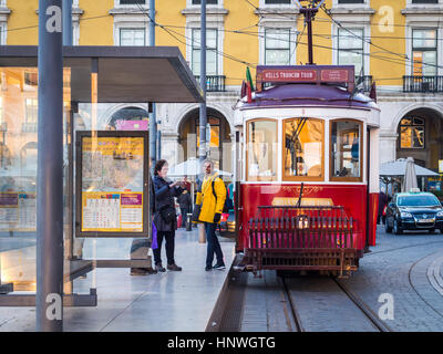 Lisbonne, Portugal - 10 janvier 2017 : Ancien Tramway sur la Praça do Comercio (Place du Commerce) à Lisbonne, Portugal. Banque D'Images