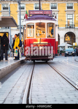 Lisbonne, Portugal - 10 janvier 2017 : Ancien Tramway sur la Praça do Comercio (Place du Commerce) à Lisbonne, Portugal. Banque D'Images