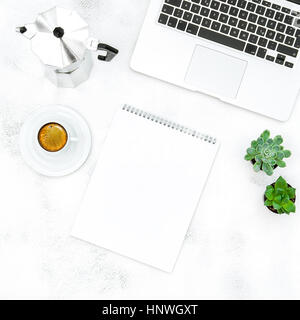 Ordinateur portable, ordinateur portable ouvert, café. Travail de bureau. Mise à plat sur les médias sociaux Banque D'Images