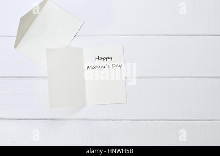 Happy Mother's Day card sur une table en bois blanc. Tourné en image flatlay style. Banque D'Images