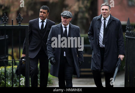 Tommy Mooney (centre) ancien joueur de Watford et Birmingham City avec Chris Kamara ancien Leeds United et Sky Sports maintenant Presenter avec Tony Coton (à droite) l'ancien gardien de Birmingham City et Watford , pendant le service funèbre pour Graham Taylor s'est tenue à l'église St Mary, Watford. ASSOCIATION DE PRESSE Photo. Photo date : mercredi 1 février 2017. Voir l'ACTIVITÉ DE SOCCER histoire Taylor. Crédit photo doit se lire : Nick Potts/PA Wire Banque D'Images