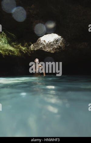 Jeune femme dans la piscine à Mermaid Grottes, Oahu, Hawaii, USA Banque D'Images