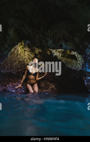 Jeune femme dans la piscine à Mermaid Grottes, Oahu, Hawaii, USA Banque D'Images