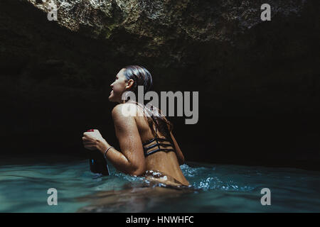 Jeune femme dans la piscine, Mermaid Grottes, Oahu, Hawaii, USA Banque D'Images