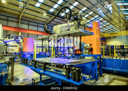 Un Wisco Lasertechnik la robotique au service de l'automobile Centre à Tata Steel's Wednesbury site en Willenhall, Wolverhampton. ASSOCIATION DE PRESSE Photo. Photo date : mercredi 15 février, 2017. Crédit photo doit se lire : Ben Birchall Banque D'Images