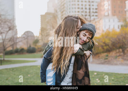 Jeune couple hugging in park, Boston, Massachusetts, USA Banque D'Images