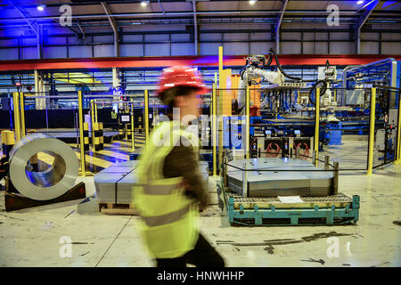 Un travailleur à pied une spast Wisco Lasertechnik automatisé robotique à la ligne de production au centre de services de l'automobile Tata Steel's Wednesbury site en Willenhall, Wolverhampton. ASSOCIATION DE PRESSE Photo. Photo date : mercredi 15 février, 2017. Crédit photo doit se lire : Ben Birchall Banque D'Images