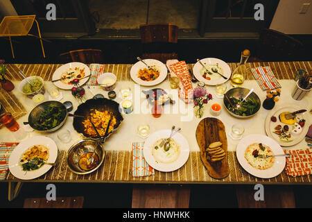 Table à manger pour six personnes, avec la variété de plats Banque D'Images