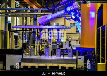 Un Wisco Lasertechnik la robotique au service de l'automobile Centre à Tata Steel's Wednesbury site en Willenhall, Wolverhampton. ASSOCIATION DE PRESSE Photo. Photo date : mercredi 15 février, 2017. Crédit photo doit se lire : Ben Birchall Banque D'Images