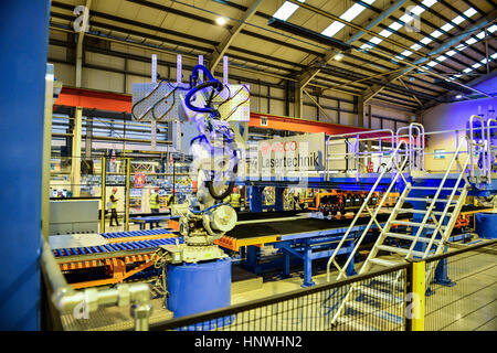 Un Wisco Lasertechnik la robotique au service de l'automobile Centre à Tata Steel's Wednesbury site en Willenhall, Wolverhampton. ASSOCIATION DE PRESSE Photo. Photo date : mercredi 15 février, 2017. Crédit photo doit se lire : Ben Birchall Banque D'Images