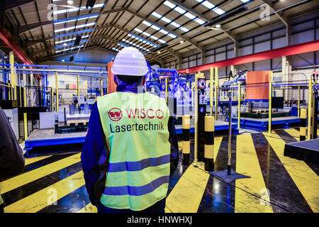 Un Wisco Lasertechnik la robotique au service de l'automobile Centre à Tata Steel's Wednesbury site en Willenhall, Wolverhampton. ASSOCIATION DE PRESSE Photo. Photo date : mercredi 15 février, 2017. Crédit photo doit se lire : Ben Birchall Banque D'Images