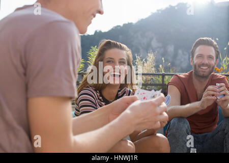 Adult friends having fun jeux de cartes chez toit-terrasse partie Banque D'Images