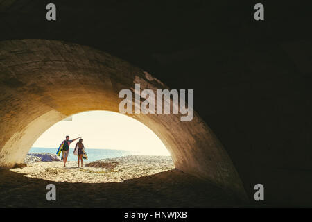 Couple walking through Surf Beach passage souterrain, Newport Beach, Californie, USA Banque D'Images