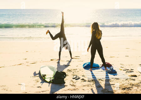 Couple cartwheeling surf sur Newport Beach, Californie, USA Banque D'Images