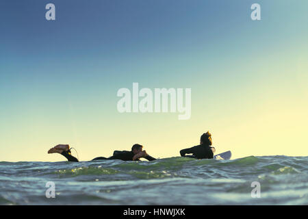 Quelques planches de surf kayak en mer, Newport Beach, California, USA Banque D'Images