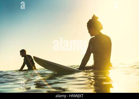 Couple de surf de patauger dans la mer, Newport Beach, Californie, USA Banque D'Images