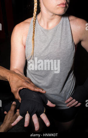 De la main d'enrubannage formateur boxer avec bandage en salle de sport Banque D'Images