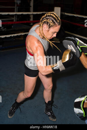 Boxer entraîneur de boxe boxe la boxe en mitaine Banque D'Images