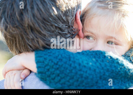 Close up over Shoulder view of girl hugging père Banque D'Images