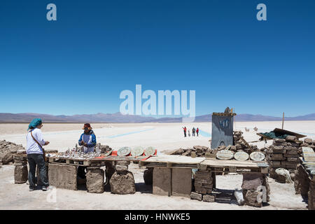 Salinas Grandes, l'Argentine - 2 novembre 2016 : Marché de souvenirs à Salinas Grandes avec ciel bleu et touristiques Banque D'Images