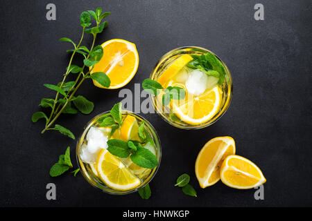 Lemon mojito cocktail à la menthe, boisson rafraîchissante ou une boisson froide, vue d'en haut Banque D'Images